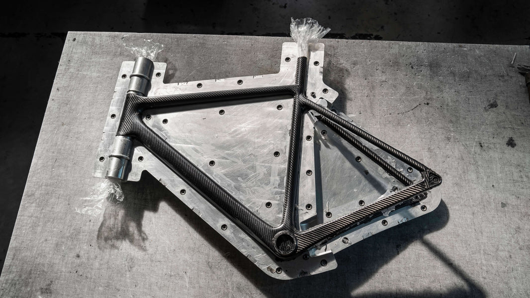 Monocoque vs. Non‑Monocoque Carbon Frames: What Actually Changes (and What Doesn’t)
