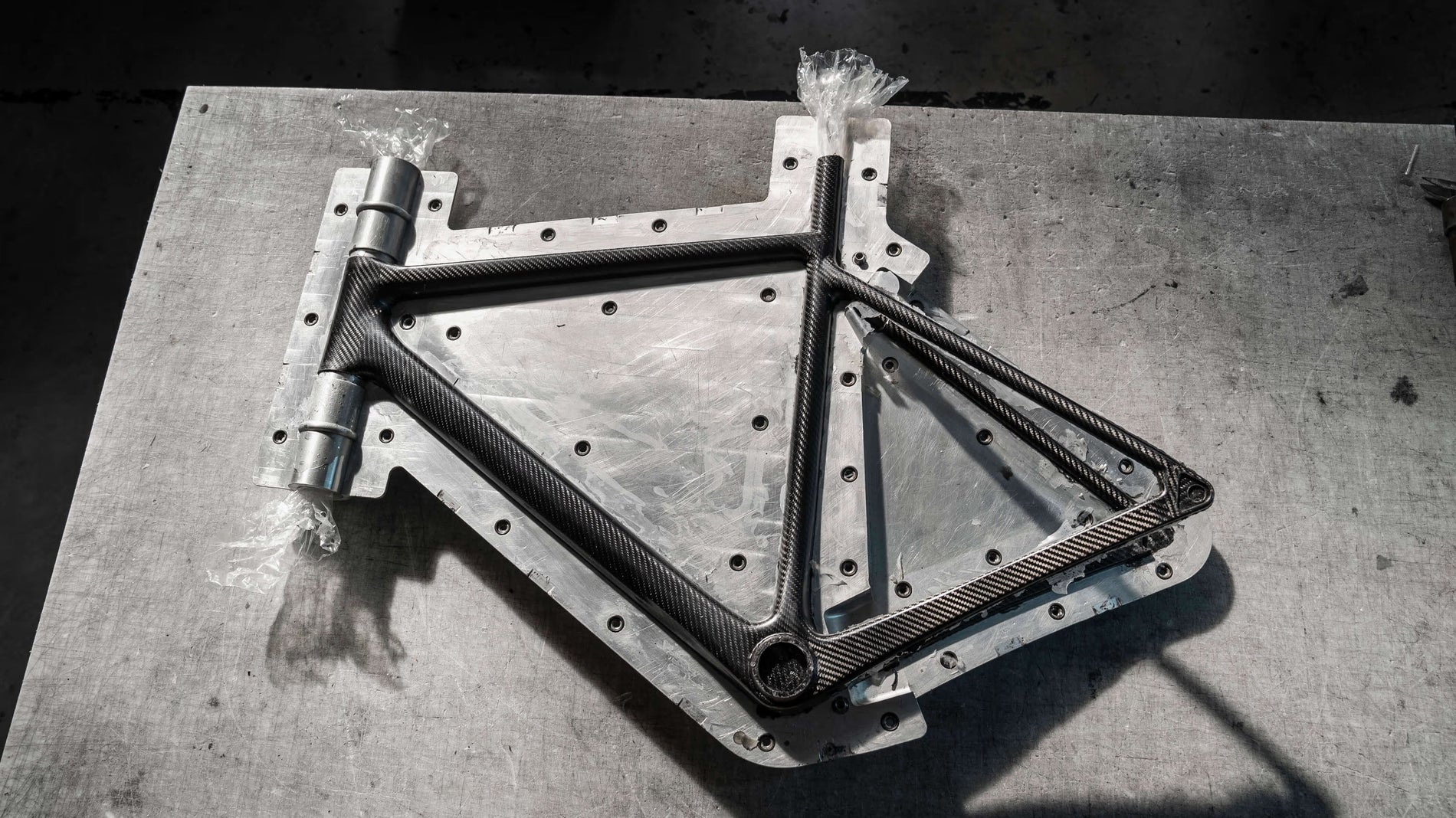 Monocoque vs. Non‑Monocoque Carbon Frames: What Actually Changes (and What Doesn’t)